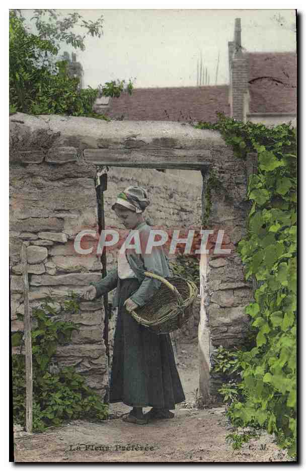 CPA Folklore Femme la fleur preferee