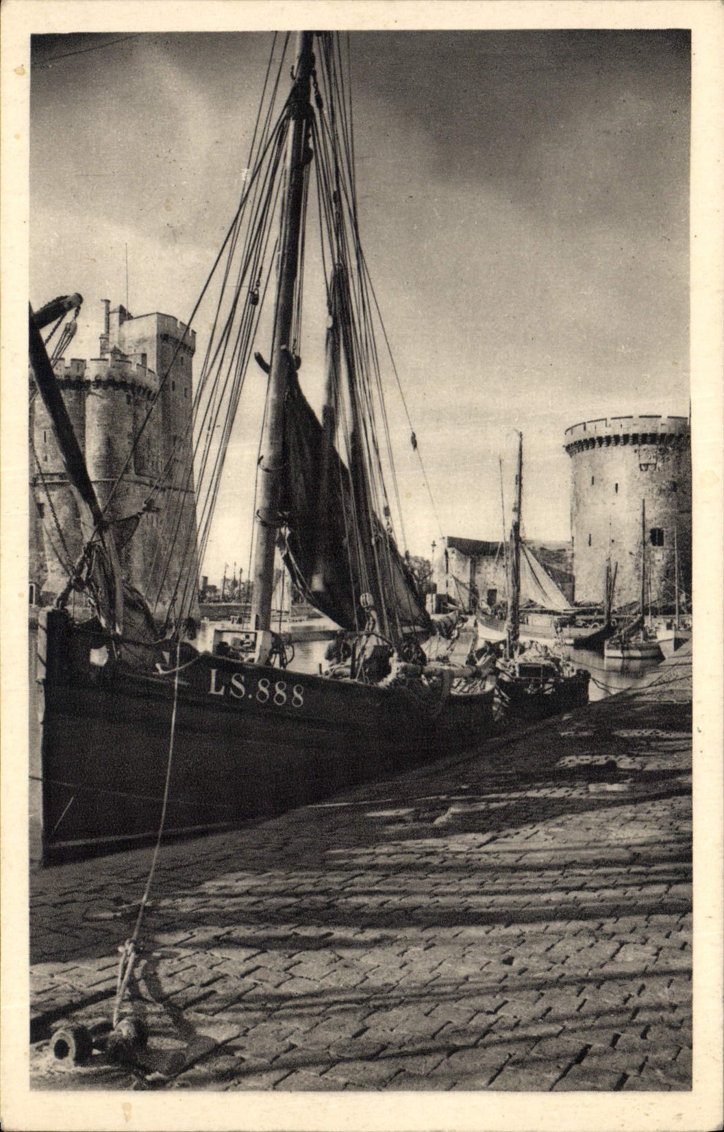 La Rochelle — The Saint-Nicolas Tower and the Chain Tower — Service Commercial Militants Historiques, Grand Palais, Avenue Alexandre-III, Paris.