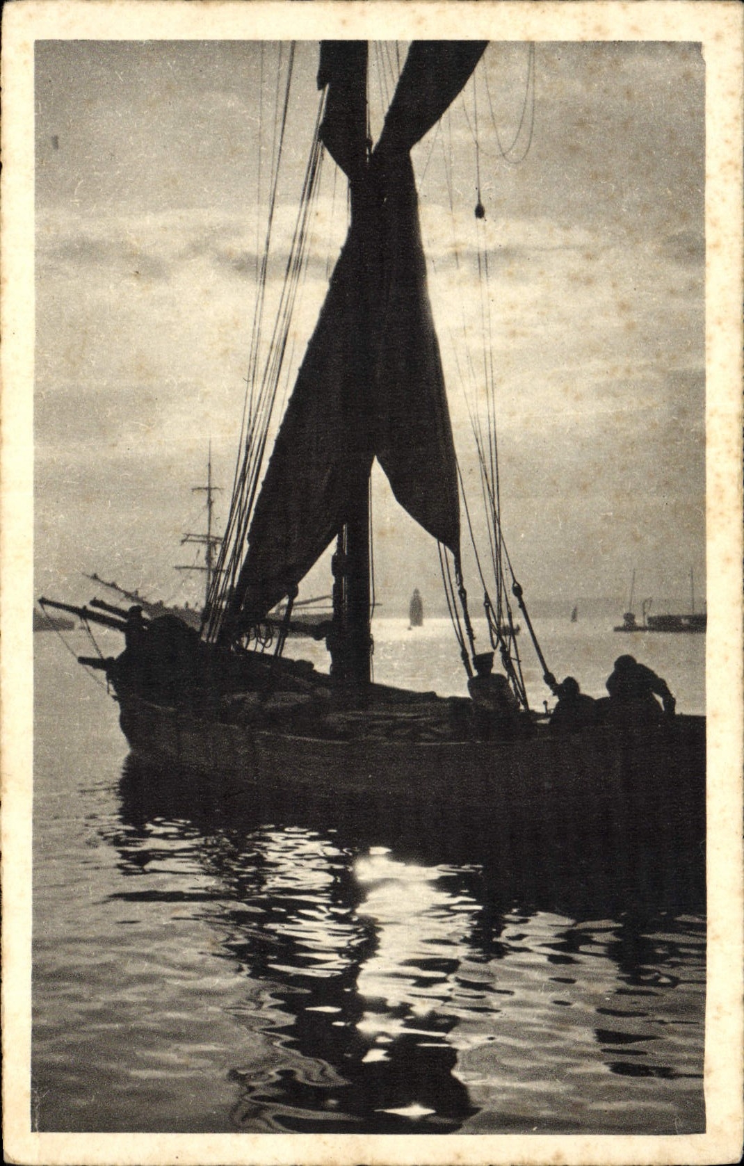 La Méditerranée — Tartane rentrant au port — Cliché Manirezi, Nice