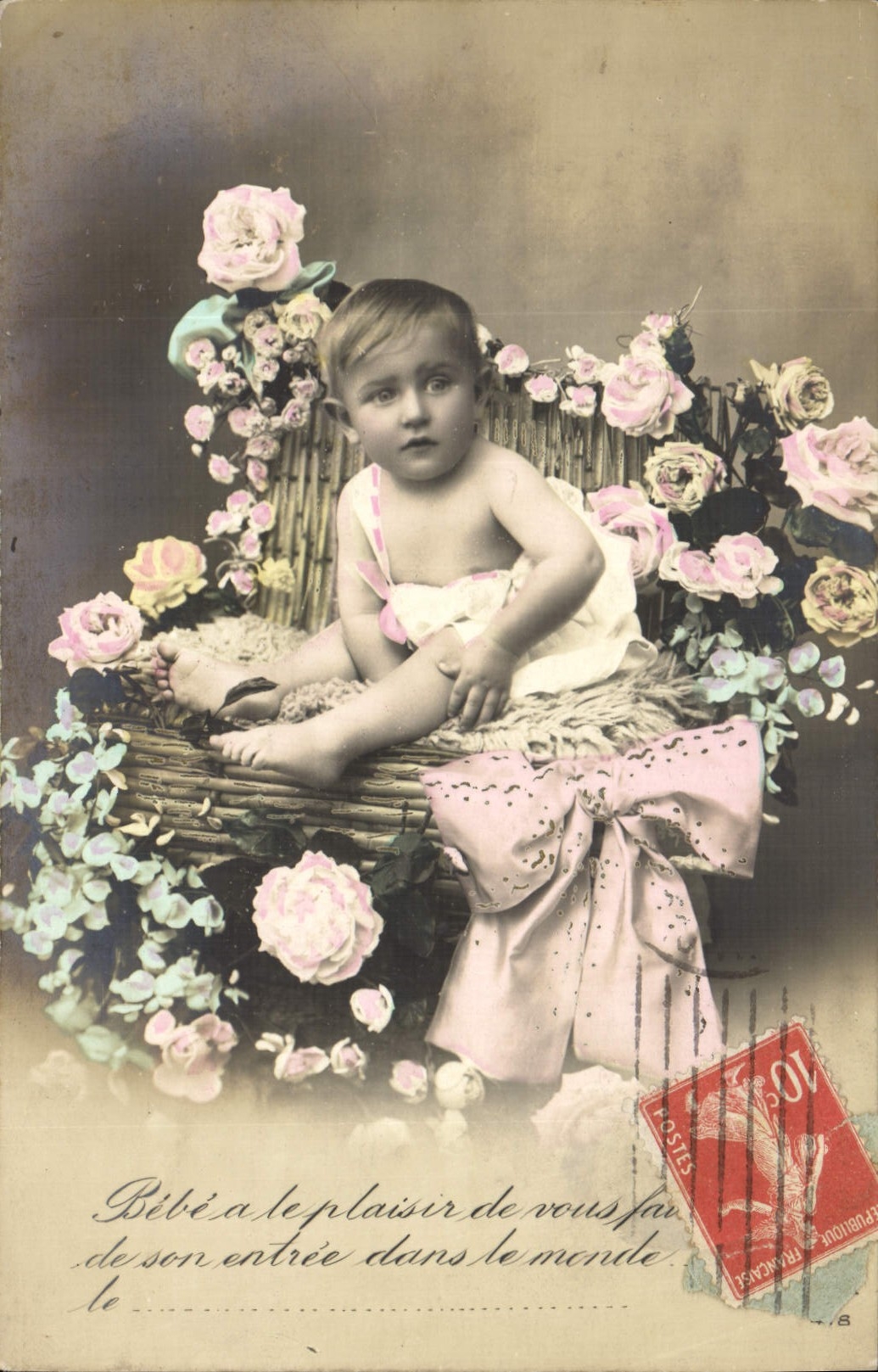 Bébé à son entrée dans le monde — carte postale de studio — éditeur inconnu