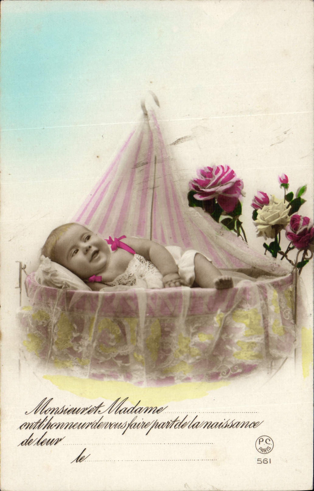 Nouveau-né dans un berceau à baldaquin — roses — éditeur P.C. Paris, n° 561