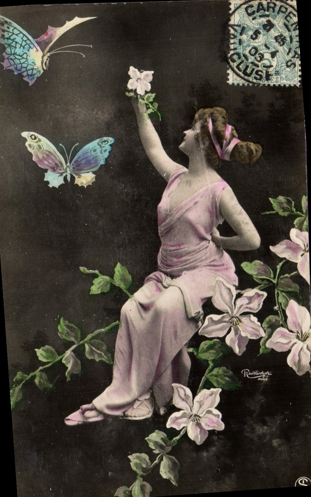 Femme en robe rose entourée de papillons — gravure colorisée — Rawlings & Cie, n° 4416