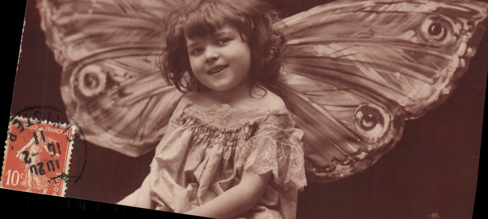 Fille en costume de papillon — éditeur Raphael Tuck & Sons, série 748