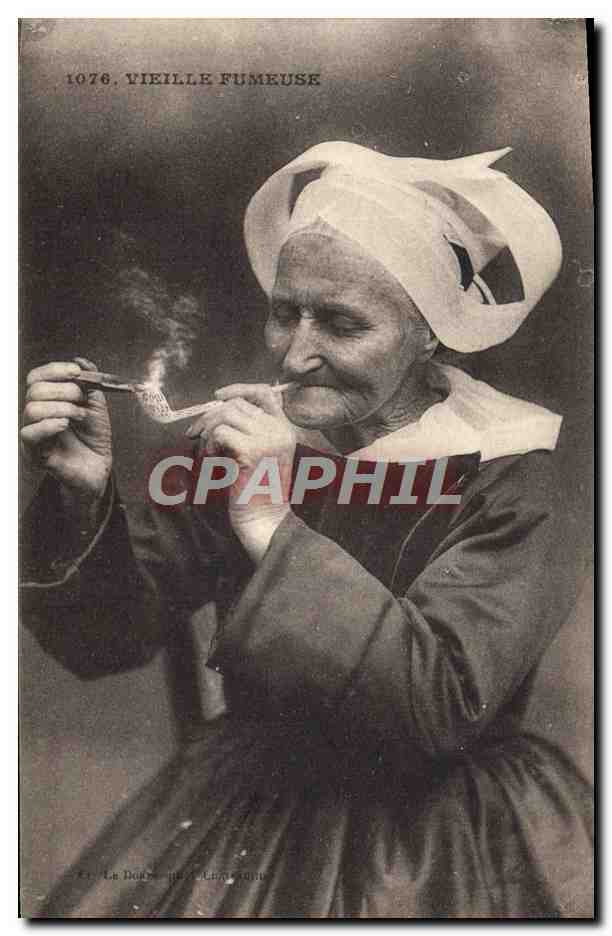 CPA Folklore Vieille fumeuse 