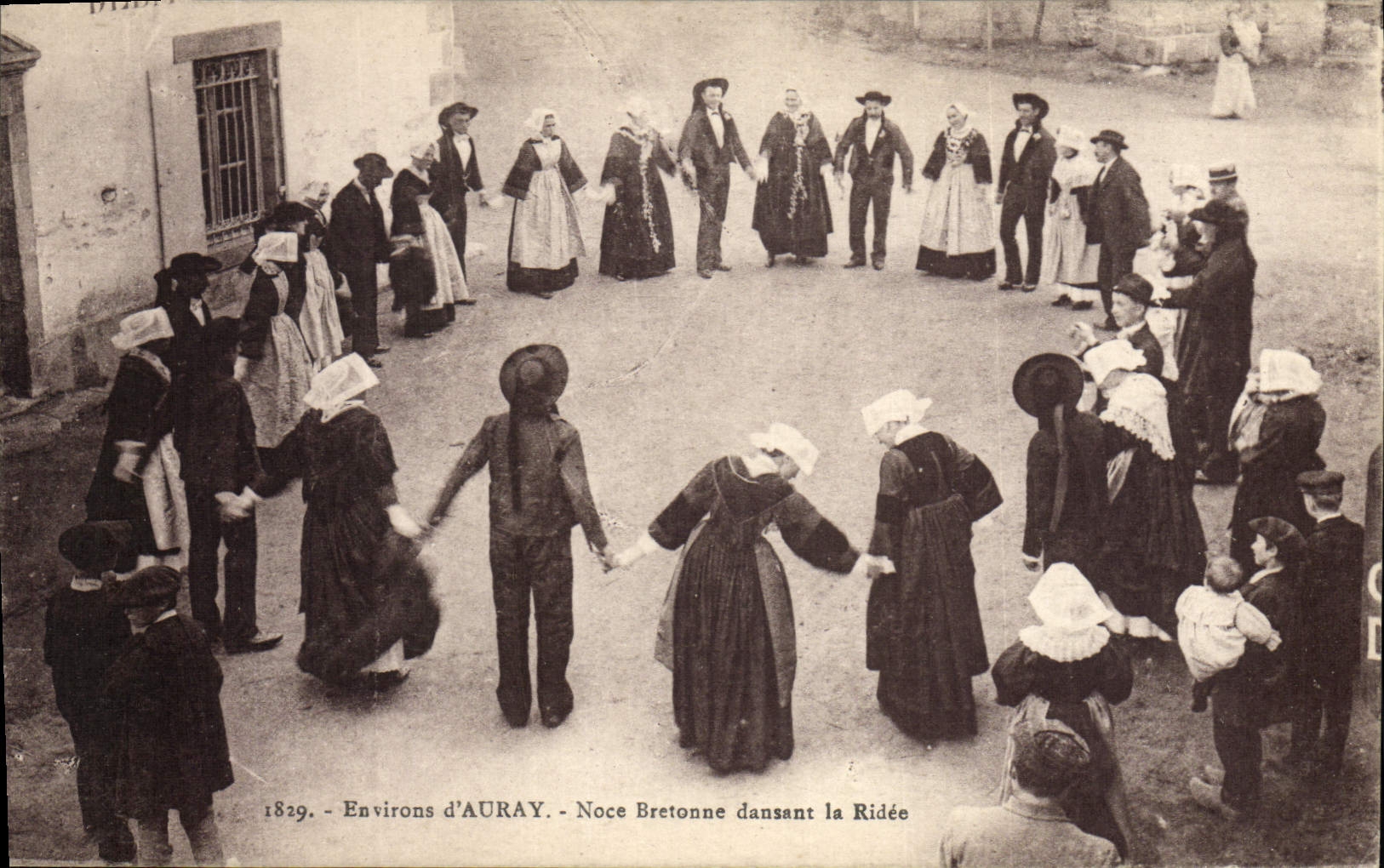 CPA Folklore Environs d'Auray Noce bretonne dansant la ridee Mariage 