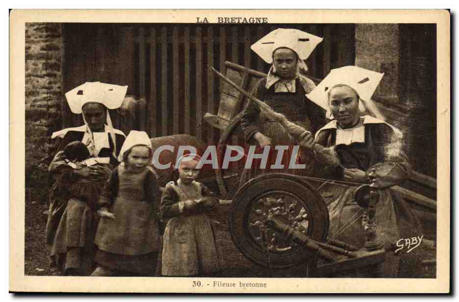 CPA Folklore Bretagne Fileuse bretonne 