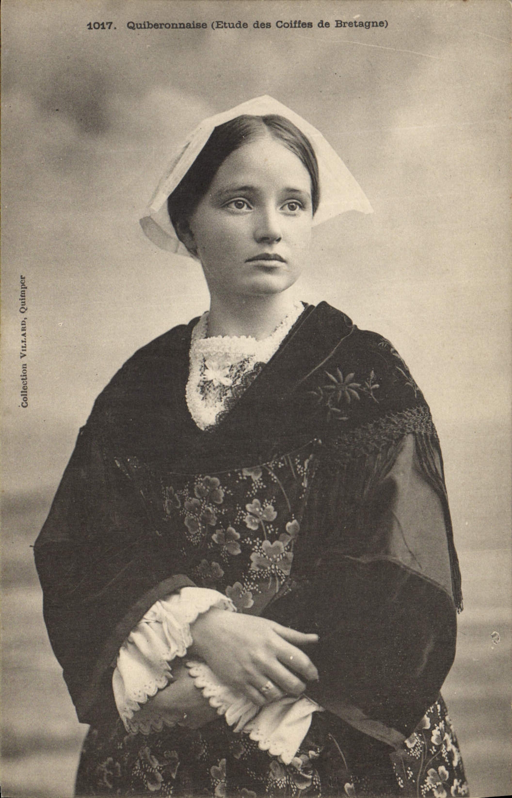 CPA Folklore Quiberonnaise Etude des coiffes de Bretagne 