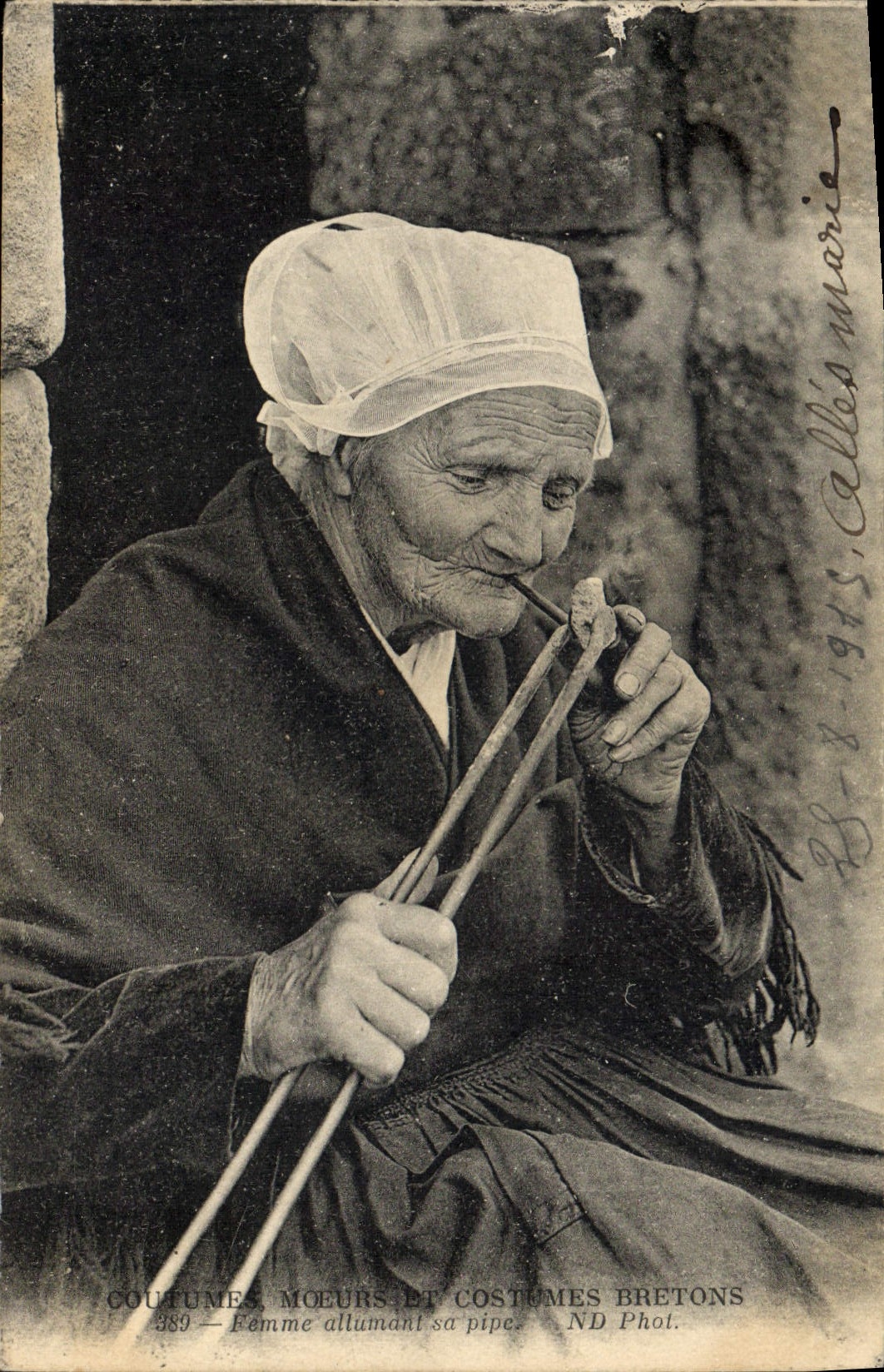 CPA Folklore Bretagne Femme allumant sa pipe Tabac TOP
