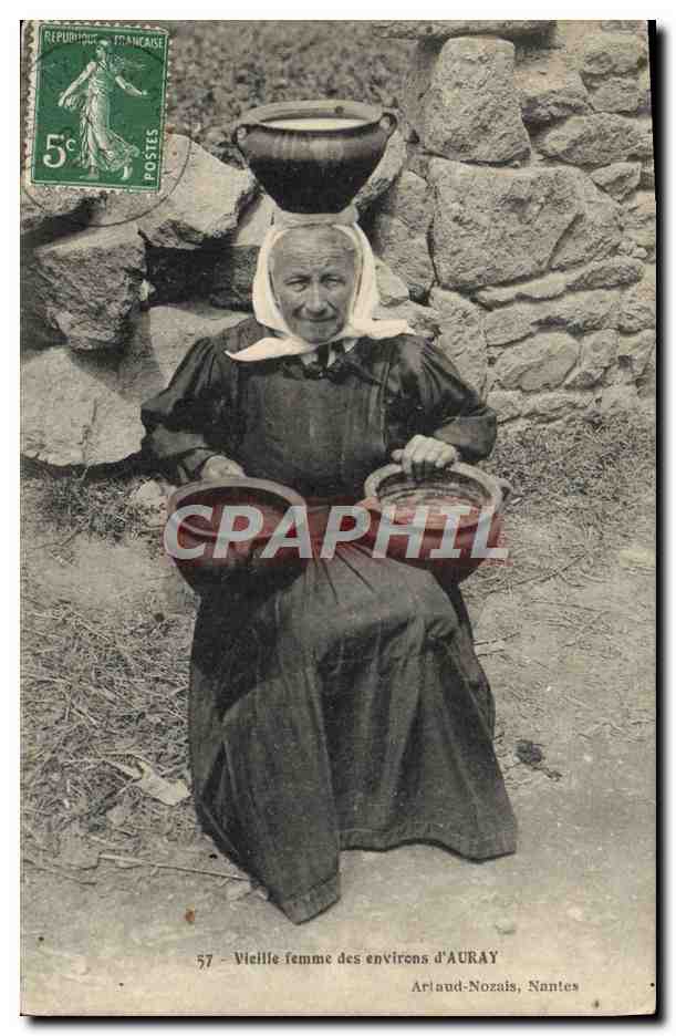 CPA Folklore Vieille femme des environs d'Auray 