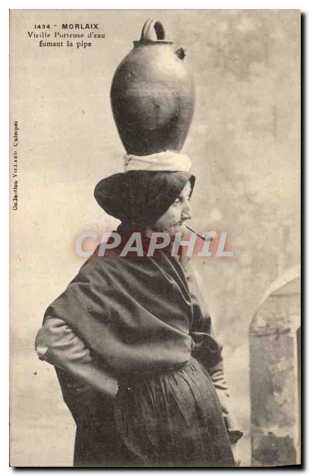 CPA Folklore Tabac Morlaix Vieille porteuse d'eau fumant sa pipe TOP