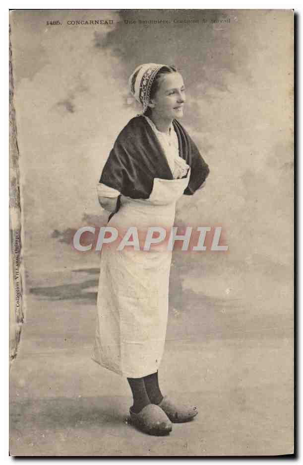 CPA Folklore Concarneau Une sardiniere costume de travail
