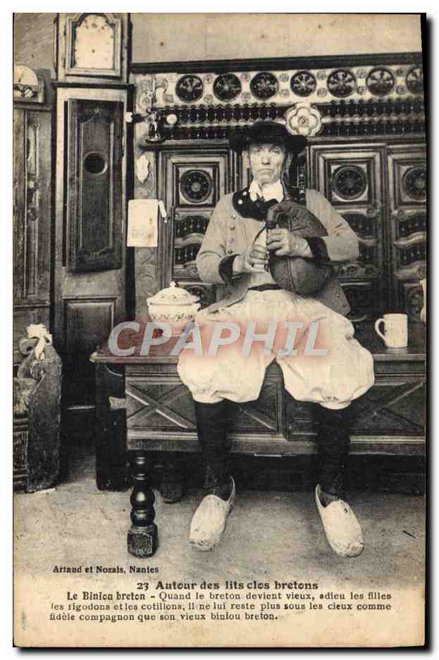 CPA Folklore Autour des lits bretons Le biniou breton 