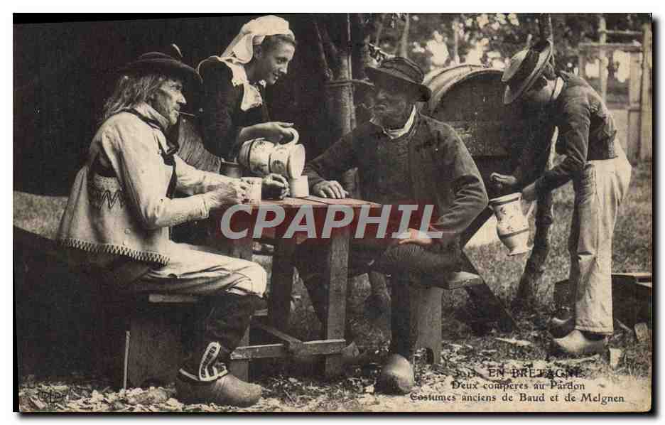 CPA Folklore Bretagne Deux comperes au pardon Costumes anciens de Baud et de Melgnen 
