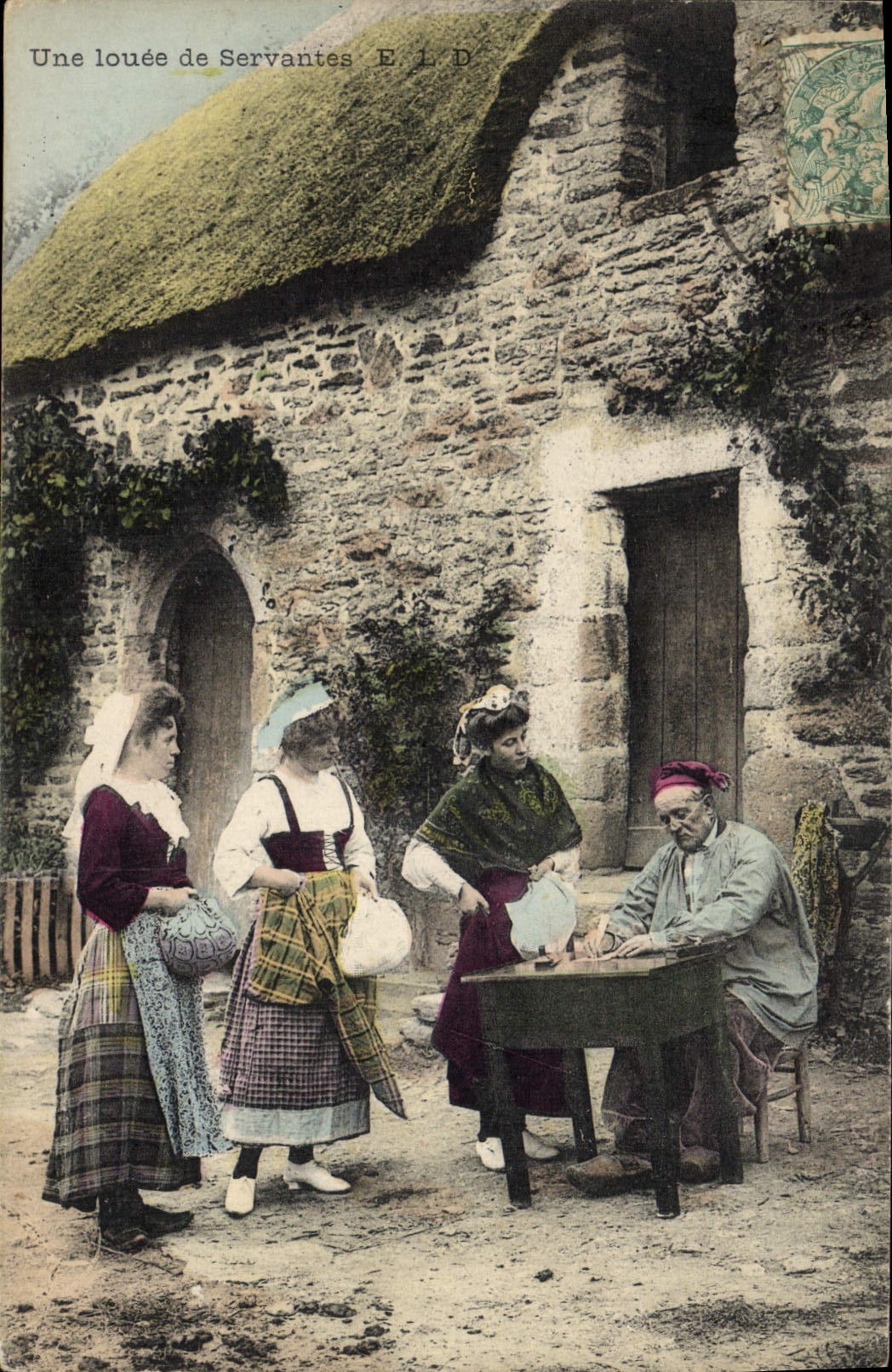 CPA Folklore Une louee de servantes 