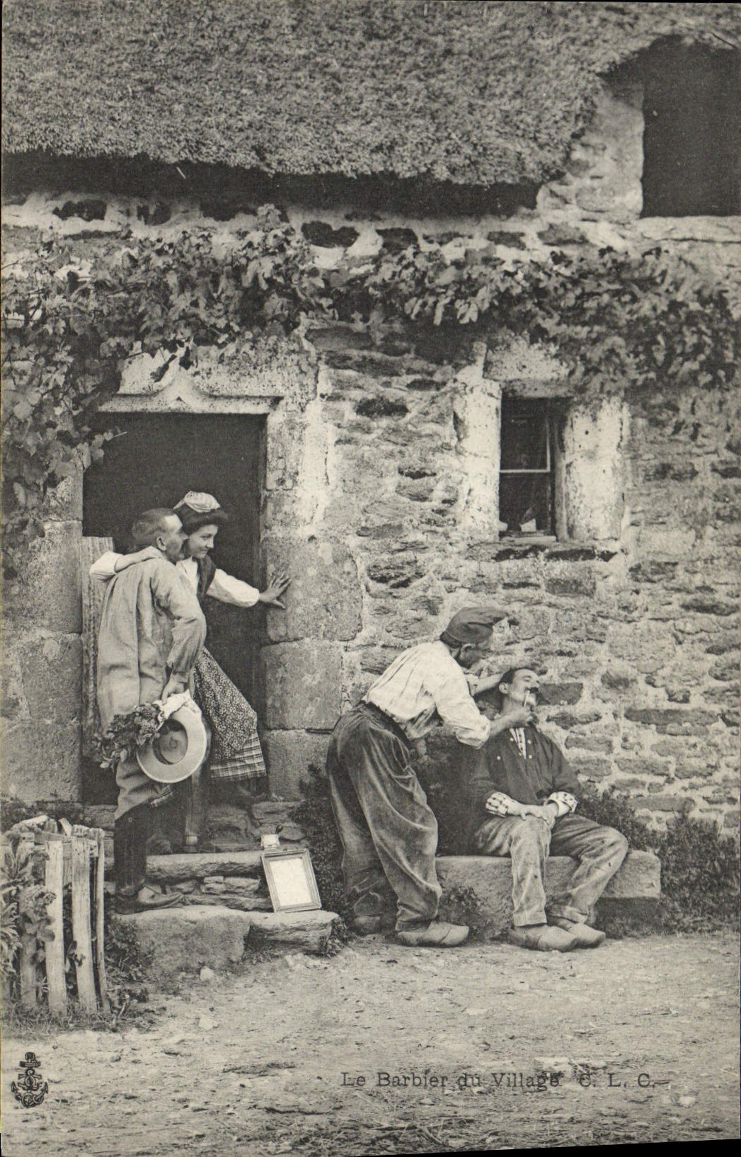 CPA Folklore le barbier du village Coiffeur 