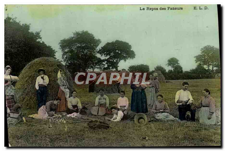 CPA Folklore Le repos des faneurs 