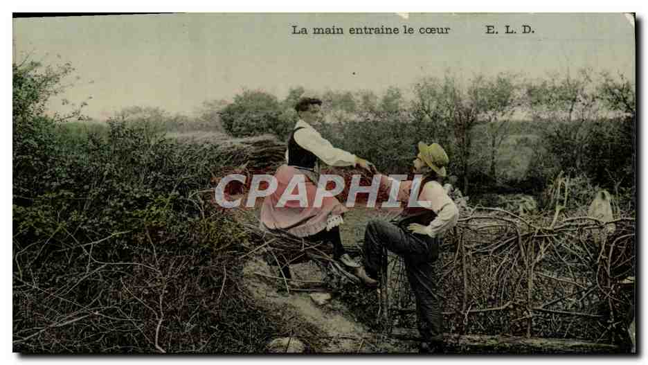 CPA Folklore La main entraine le coeur 