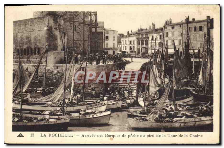 La Rochelle — Arrivée des barques de pêche au pied de la Tour de la Chaine — CPA n°15