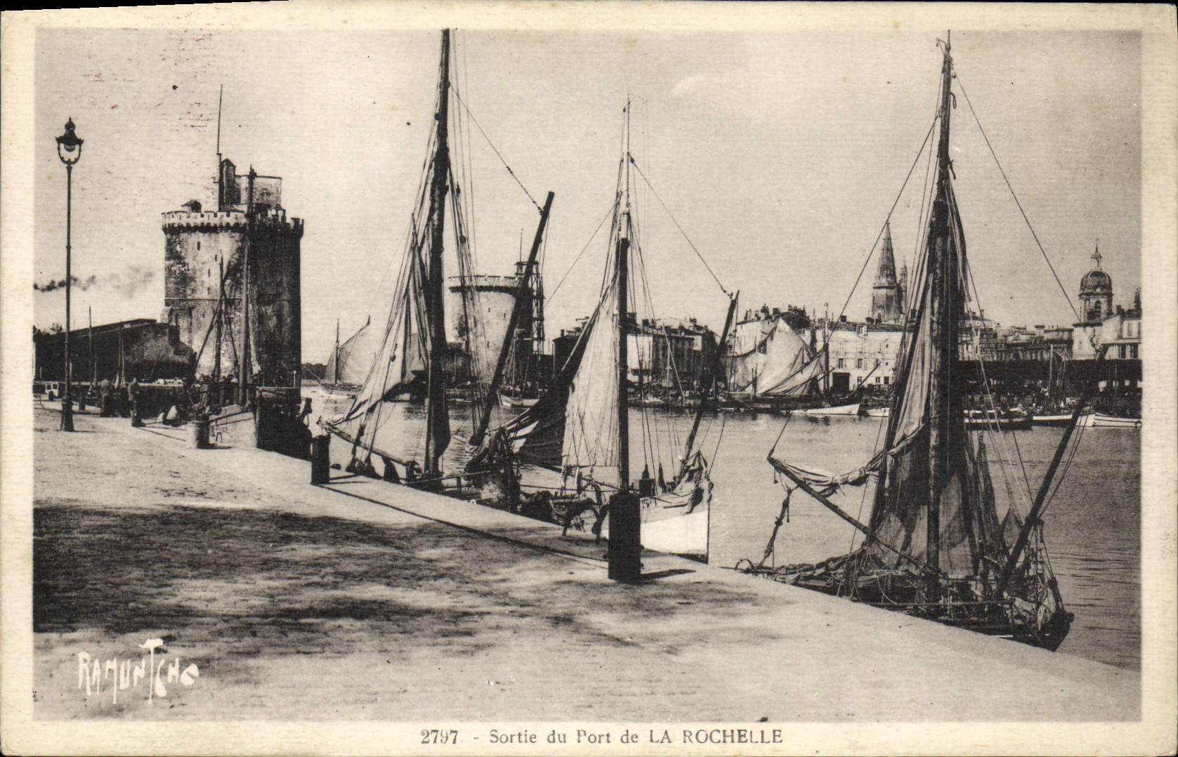 Sortie du Port de LA ROCHELLE — vue avec la Tour de la Rochelle — éditeur RAGUNTECHO, n° 2797