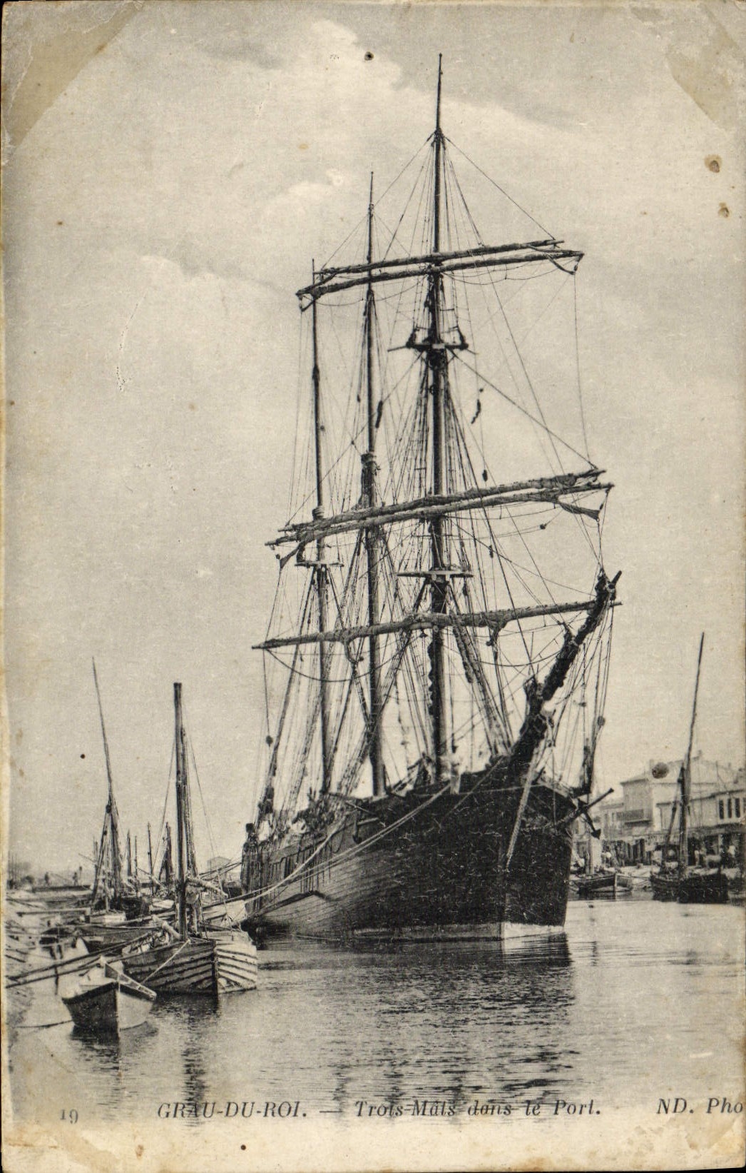 CPA Bateau Grau du Roi Trois mats dans le port 