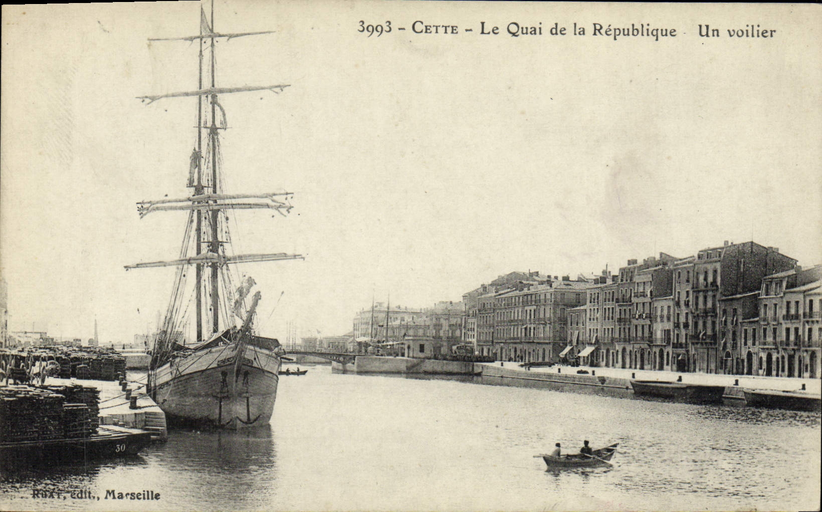 CETTE - Le Quai de la République - Un voilier
