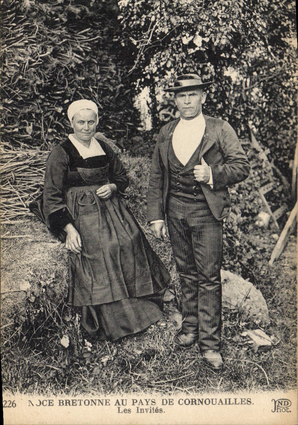 CPA Folklore Noce bretonne au pays de Cornouailles Les invites Mariage 