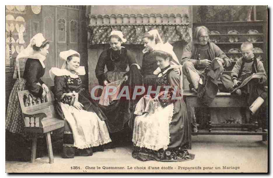 CPA Folklore Chez le Quemener Le choix d'une etoffe Preparatifs pour le mariage 