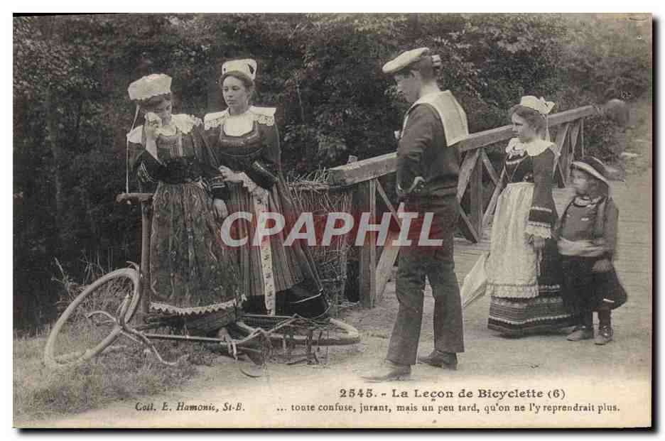 CPA Folklore La lecon de bicyclette Vache Velo Cycle 