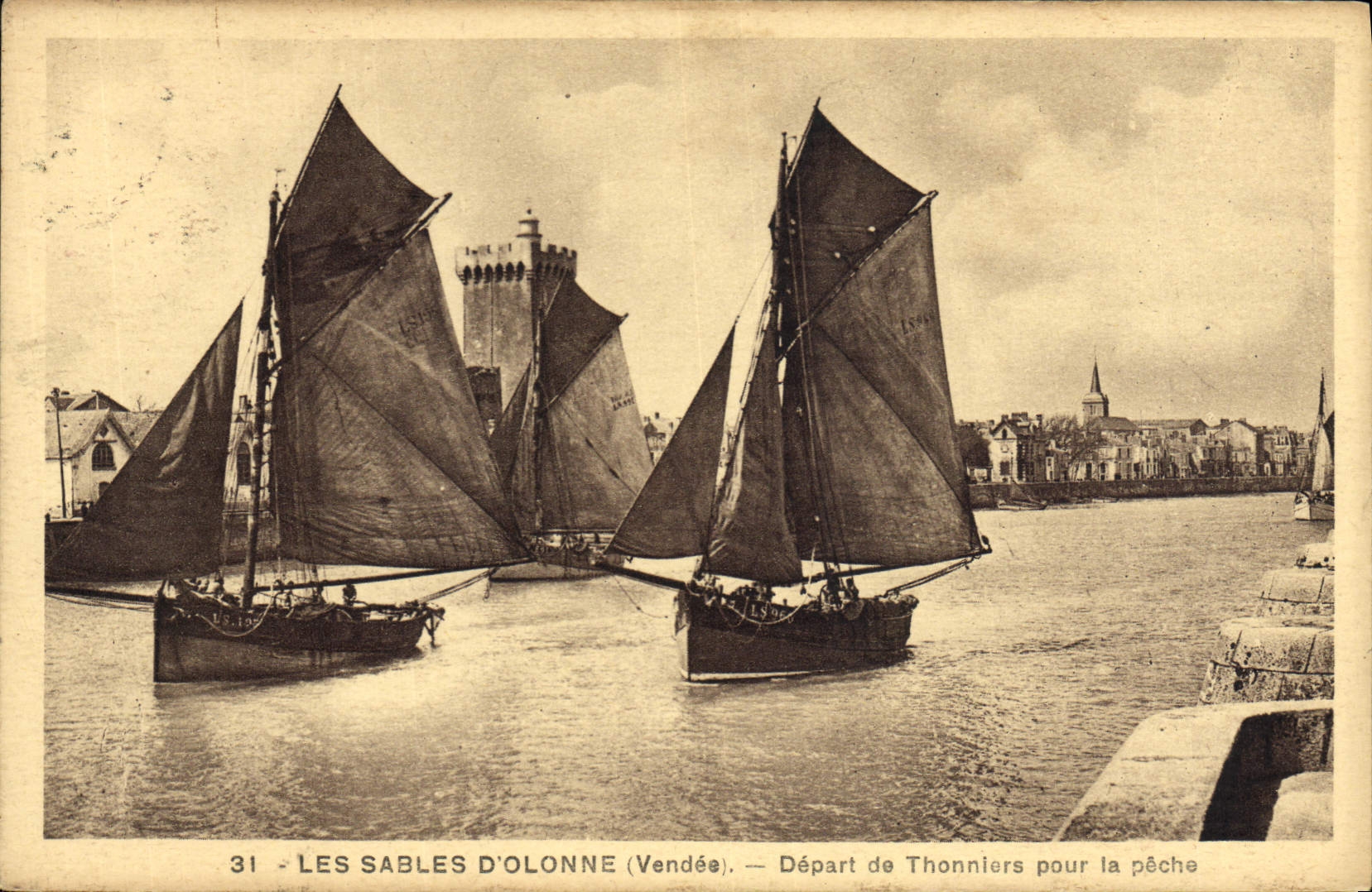 Les Sables d'Olonne (Vendée) — Départ de thonnières pour la pêche — Édition Marsault, n°31