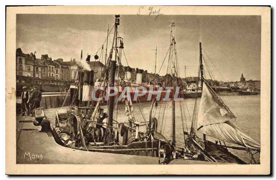Dieppe — L'avant-port : chalutiers et pêcheurs au quai