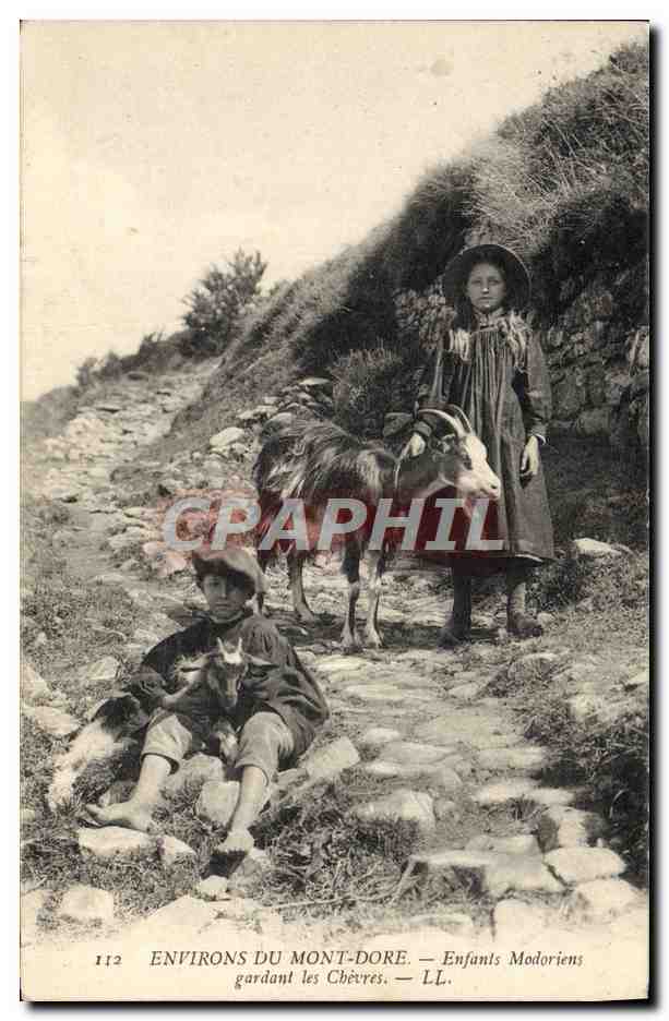 Environ du Mont-Dore — Enfants Modoriens gardant les Chèvres — LL. n° 112