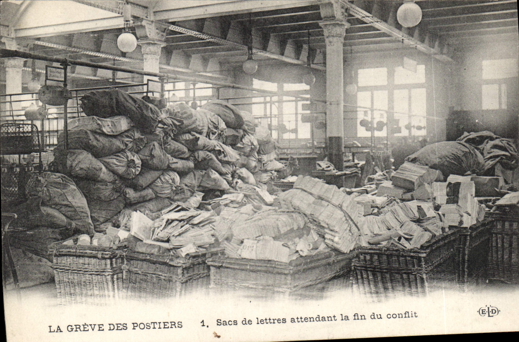 CPA La greve des postes Sacs de lettres attendant la fin du conflit TOP