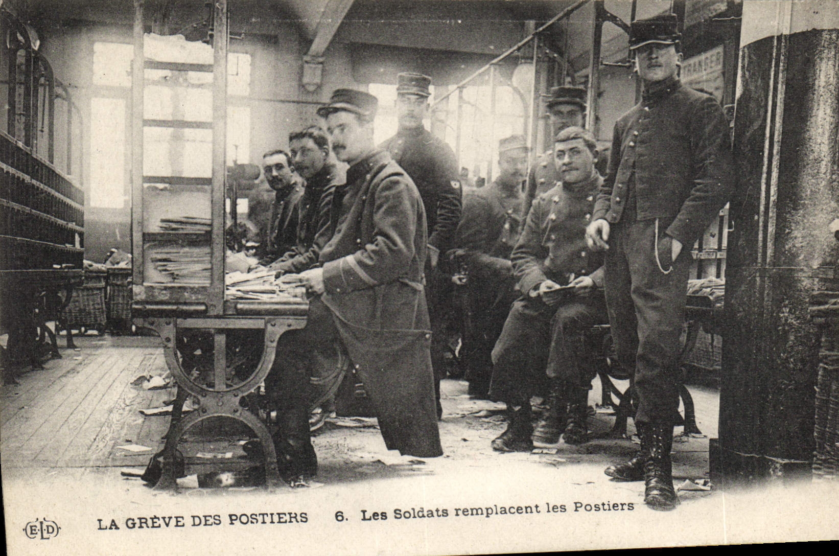 CPA La greve des postiers Les soldats remplacent les Postiers TOP