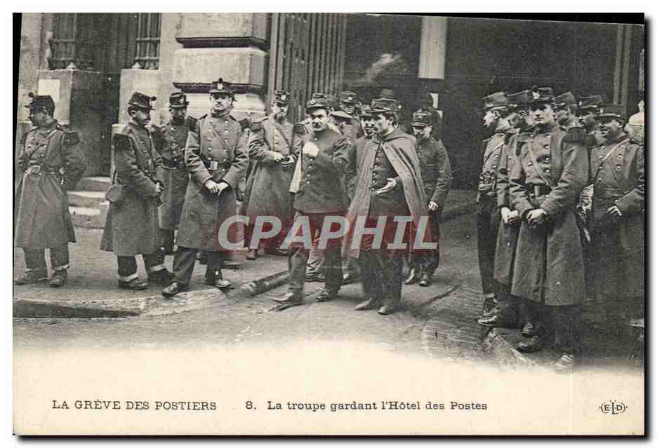 CPA La greve des postiers La troupe gardant l'Hotel des Postes TOP