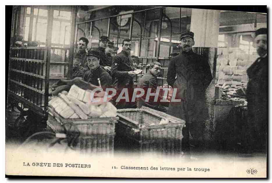 CPA La greve des postiers Classement des lettres par la troupe TOP
