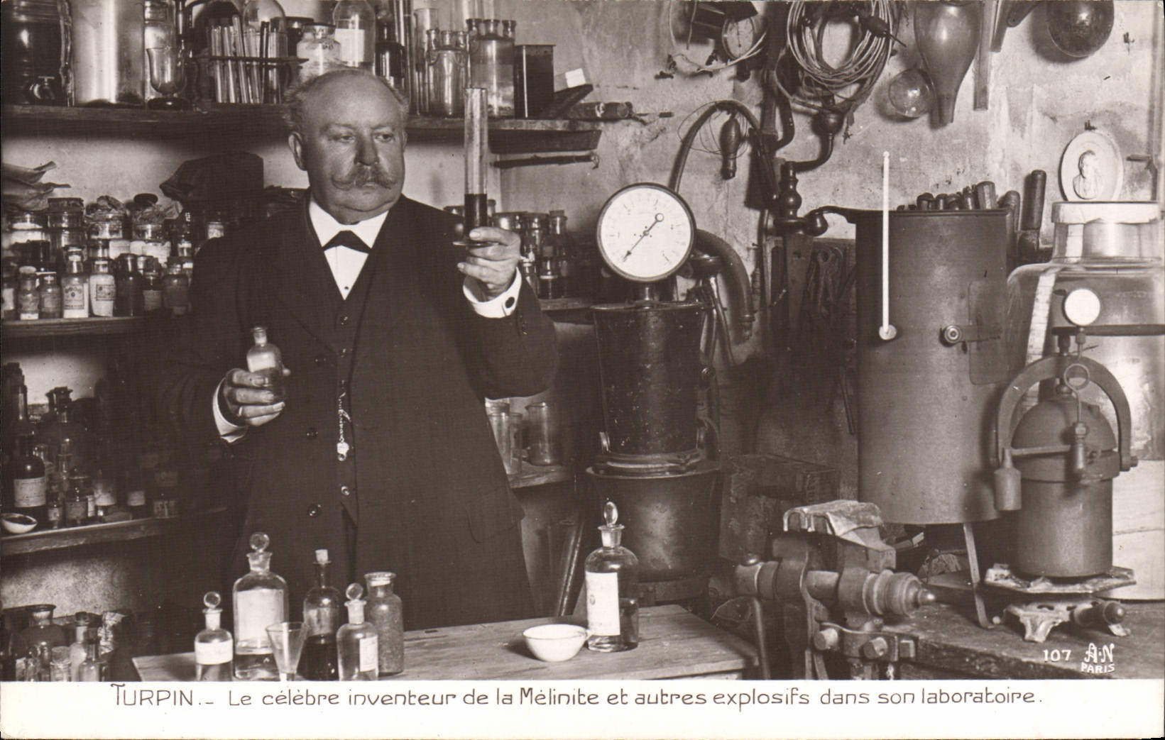 Turpin — El famoso inventor de la Melinita y otros explosivos en su laboratorio — A. Noyer, París, N° 107