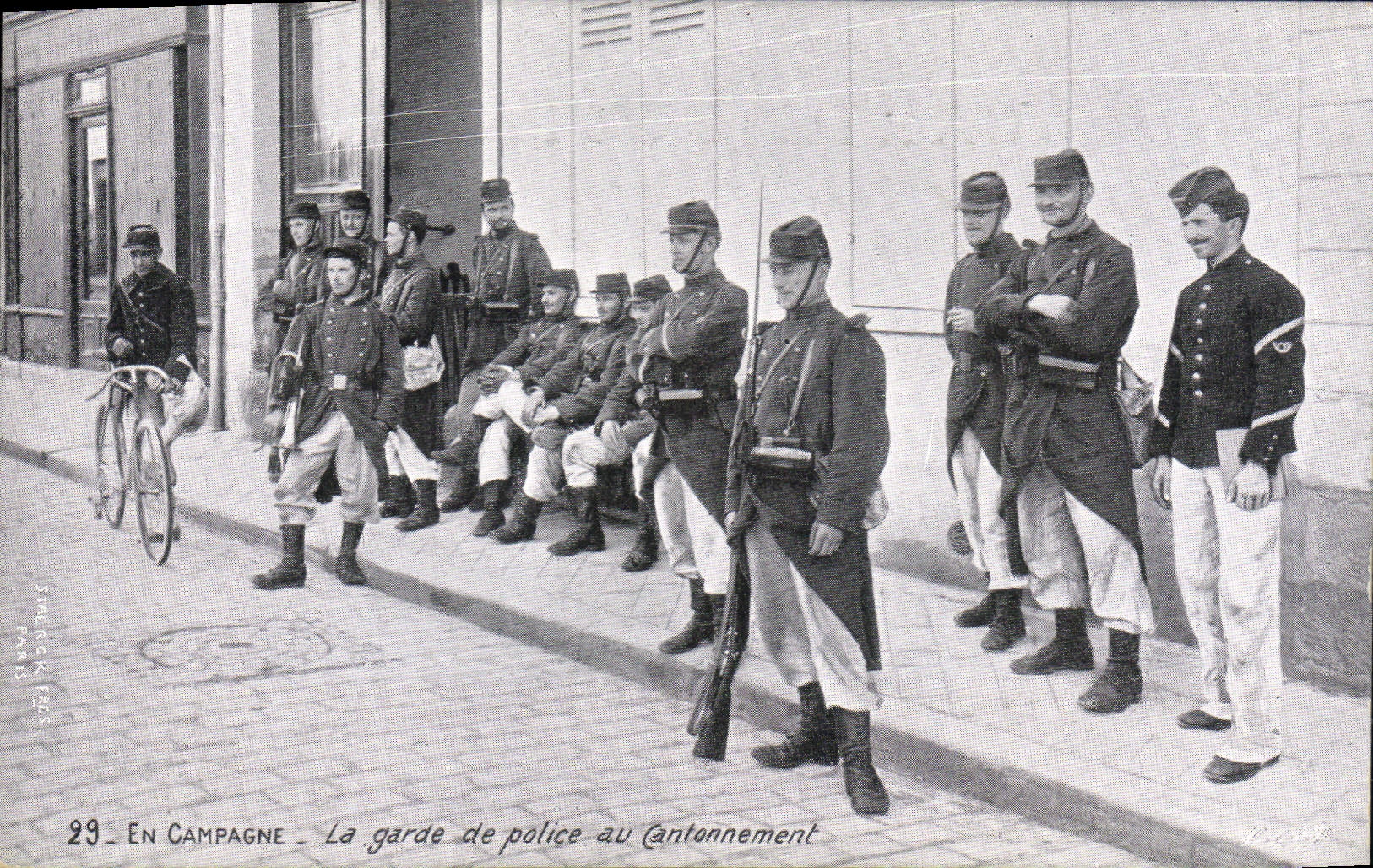 CPA Militaria La garde de police au cantonnement 
