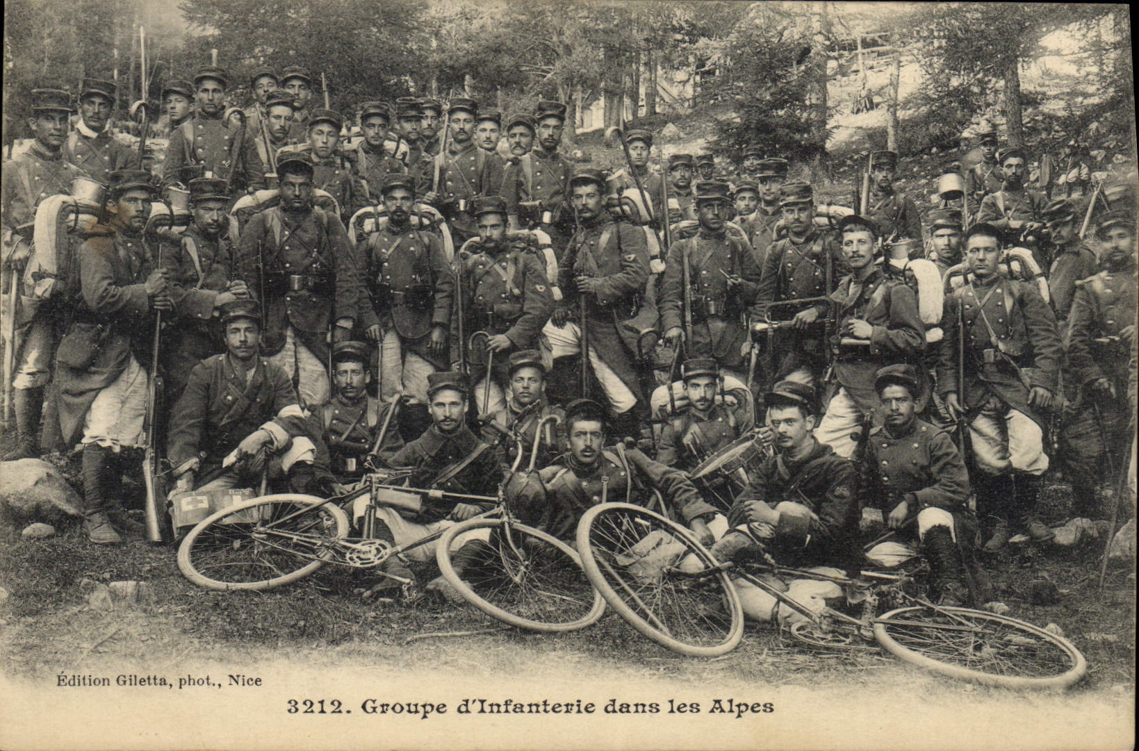 CPA Militaria Groupe d'infanterie dans les Alpes Velo Cycle 