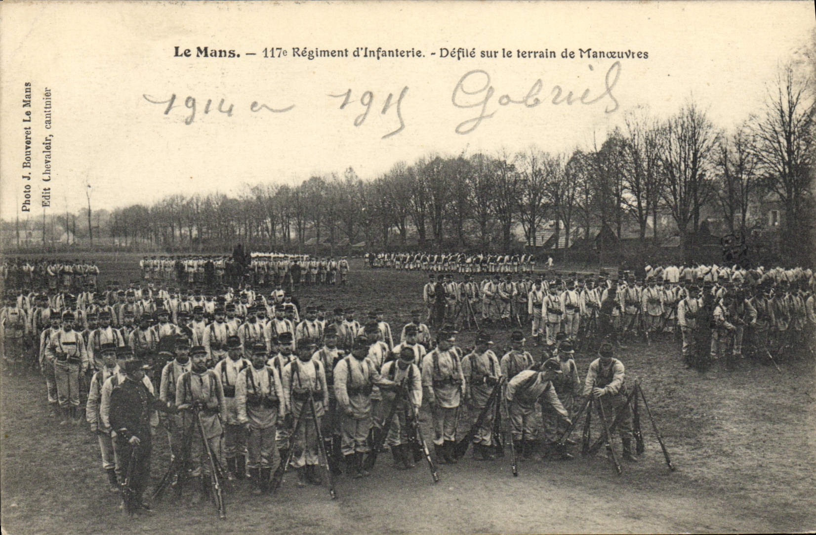 CPA Militaria Le Mans 117eme regiment d'infanterie Defile sur le terrain de manoeuvres 
