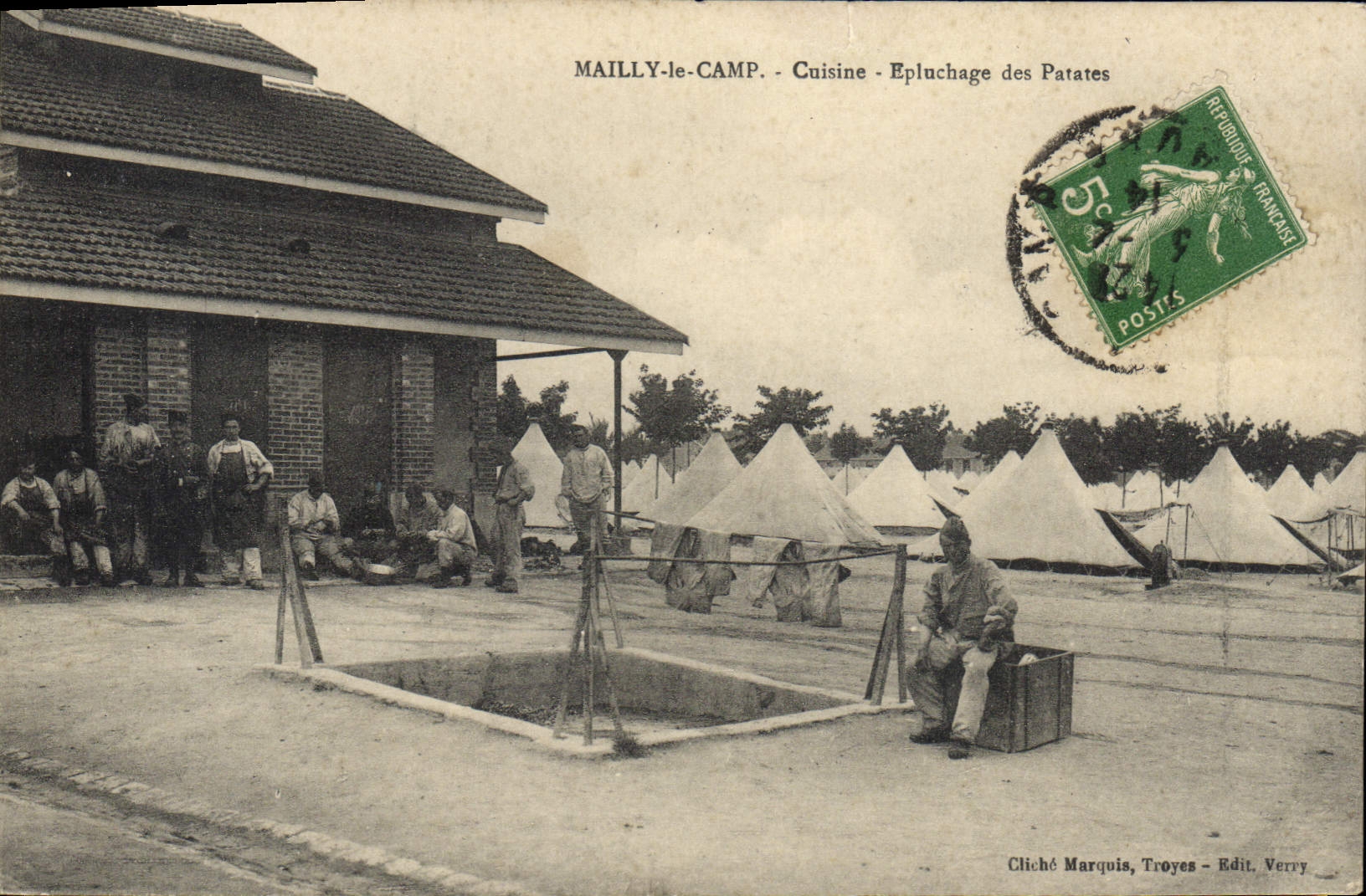 CPA Militaria Mailly le Camp Cuisine Epluchage des patates 