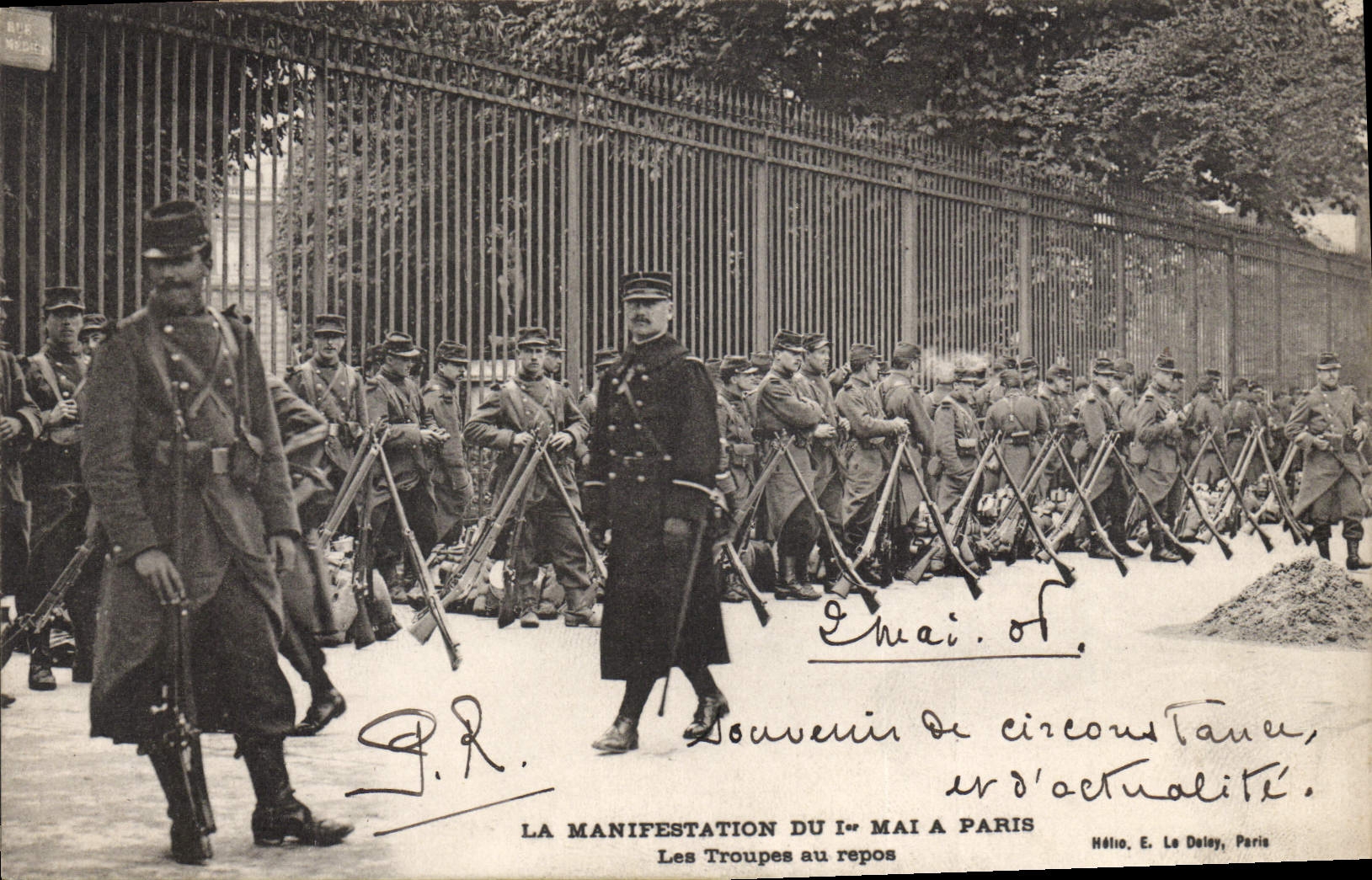 CPA La manifestation du 1er mai a Paris Les troupes au repos Militaria 