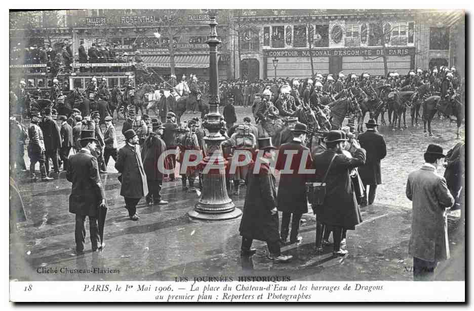 CPA Paris 1er Mai 1906 La place du Chateau d'eau et les barrages des dragons au premier plan Reporters et photographes