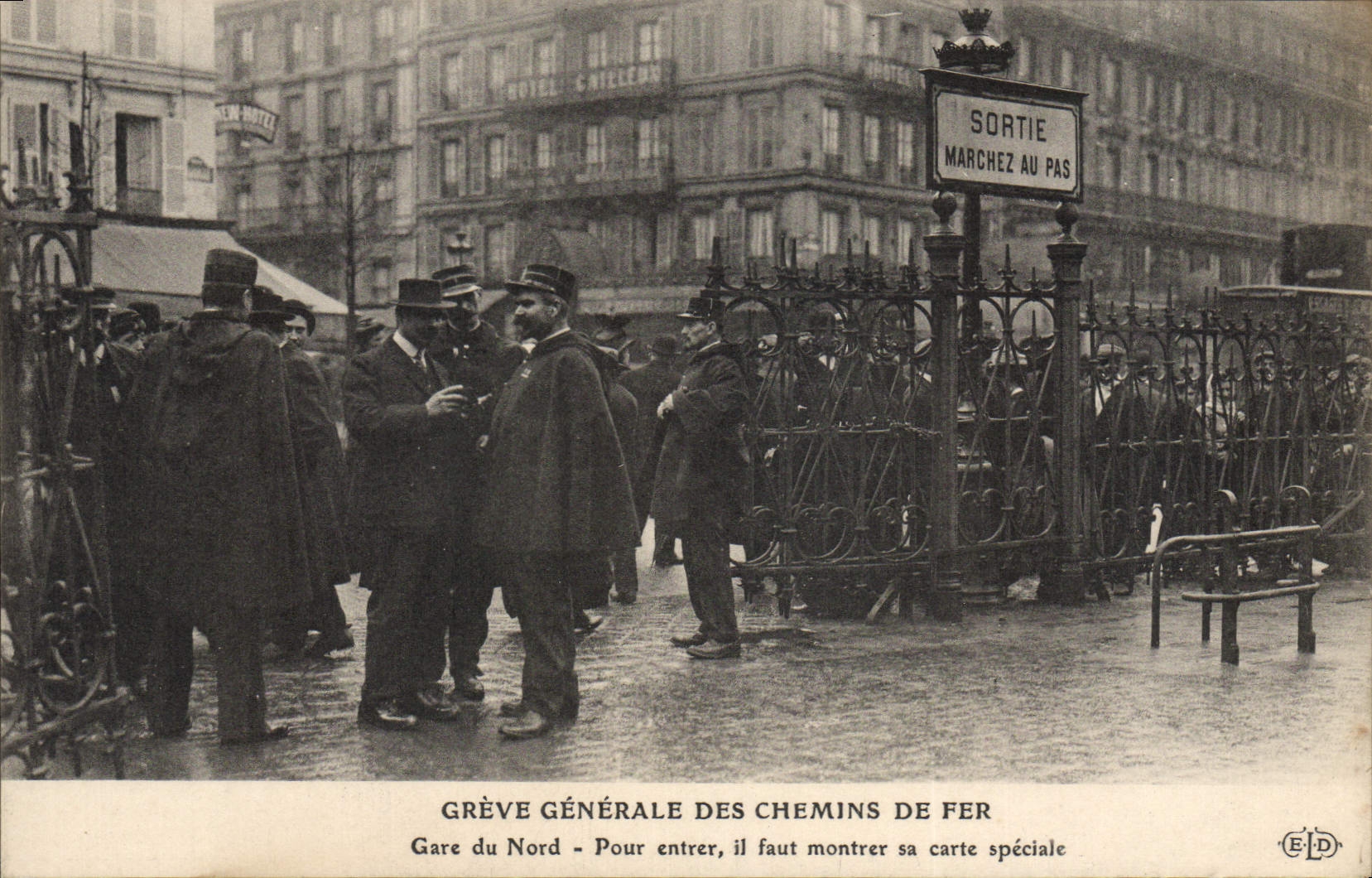 CPA Greve generale des chemins de fer Gare du Nord Train
