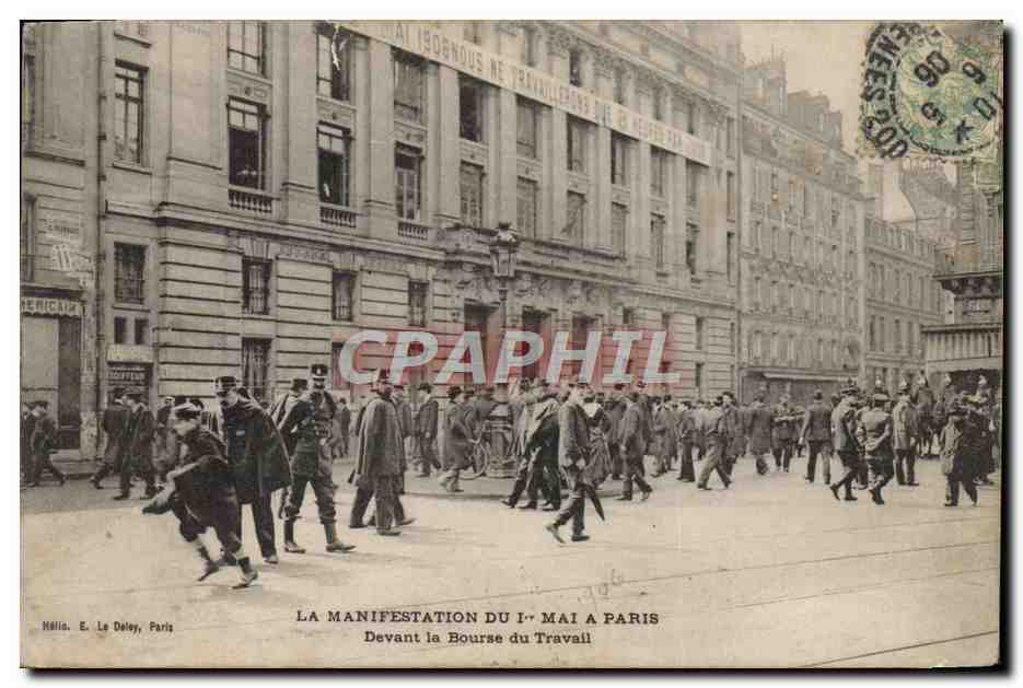CPA La manifestation du 1er mai a Paris Devant le Bourse du Travail