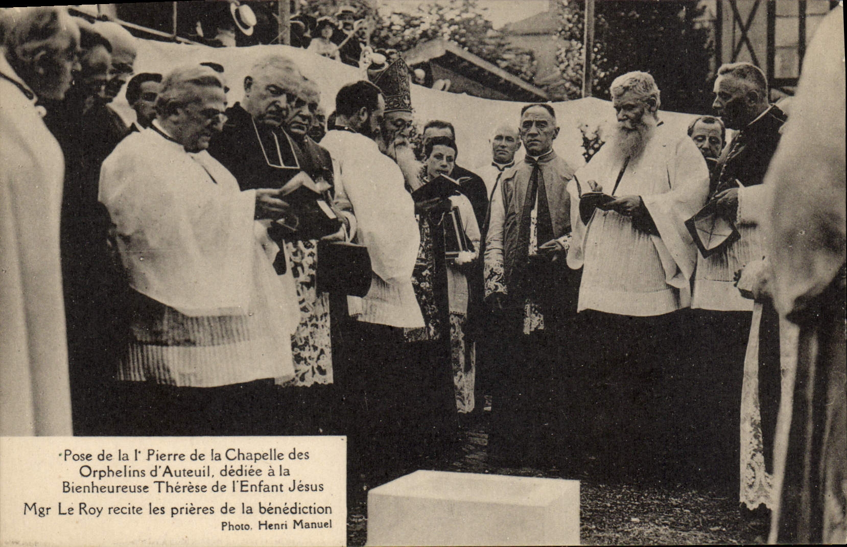 Pose de la Pierre de la Chapelle des Orphelins d'Auteuil — dédiée à la Bienheureuse Thérèse de l'Enfant Jésus — Photo Henri Manuel