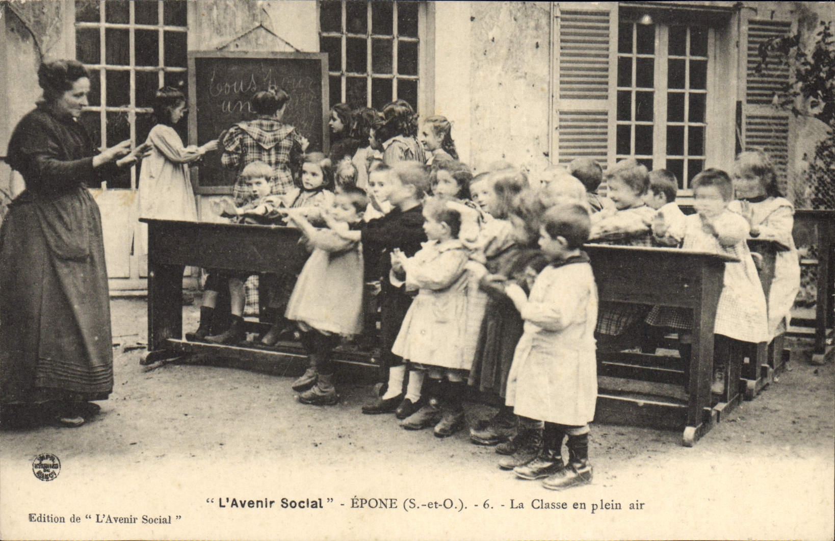 CPA L'avenir Social Epone La classe en plein air Enfants