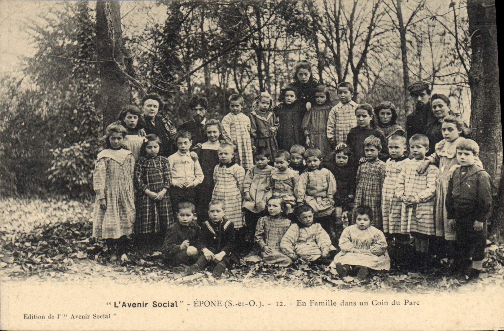 CPA L'avenir social Epone En famille dans un coin du parc Enfants TOP
