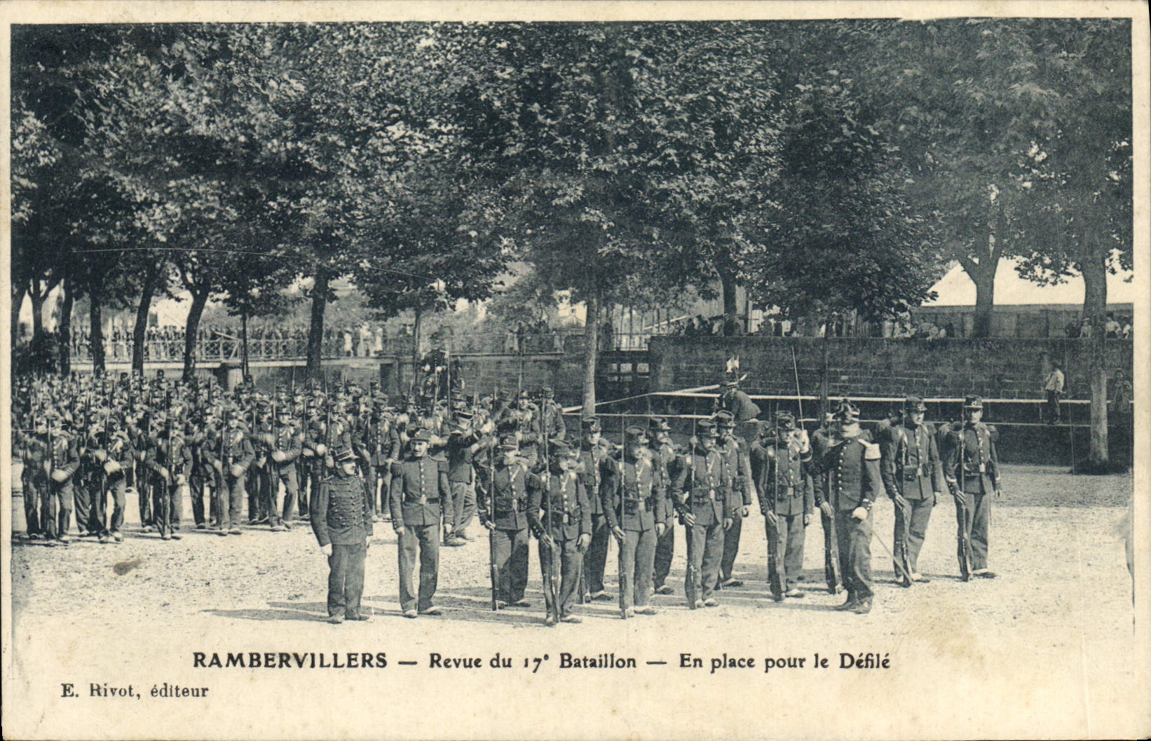 CPA Militaria Rambervillers Revue du 17eme bataillon En place pour le defile 