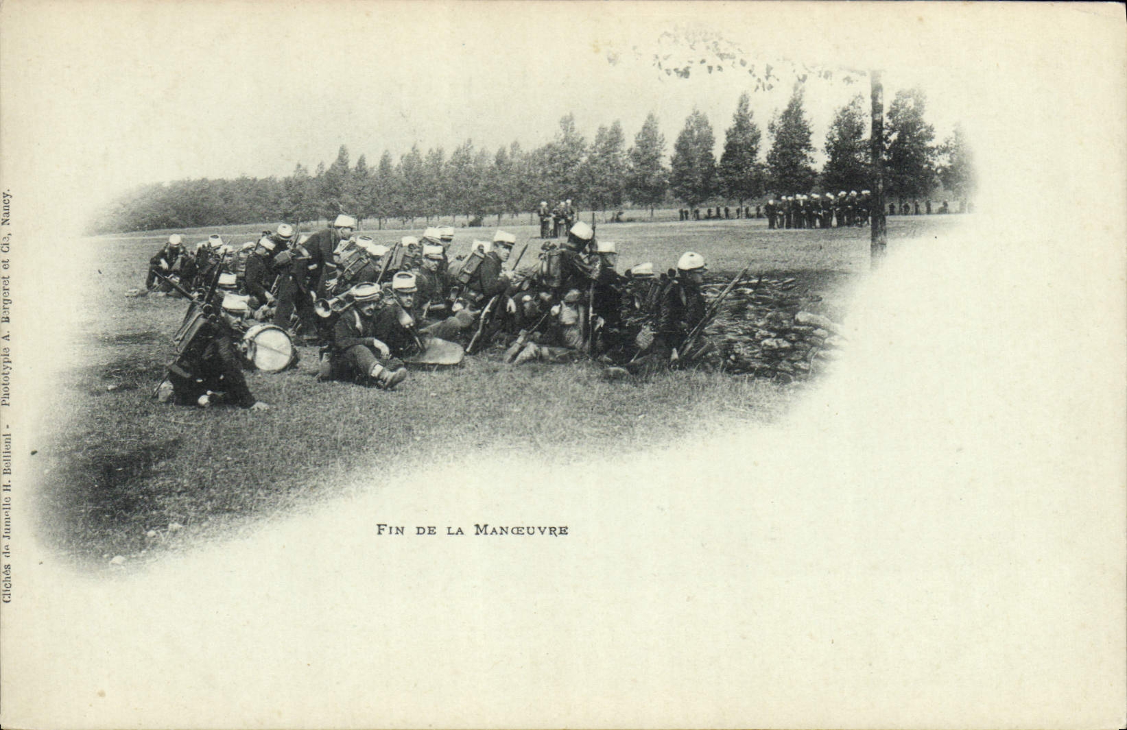 Fin de la manœuvre — Soldats en tenue de campagne — Clichés de Jumelle H. Billinal, Nancy