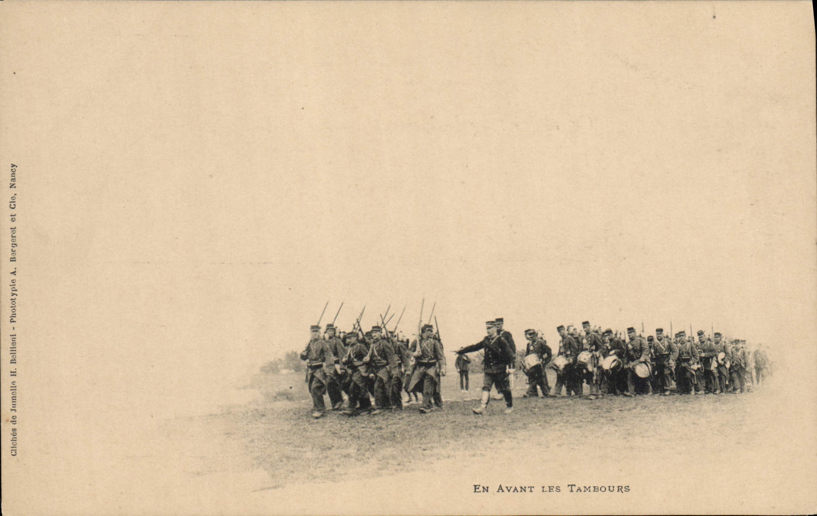 CPA Militaria En avant les tambours